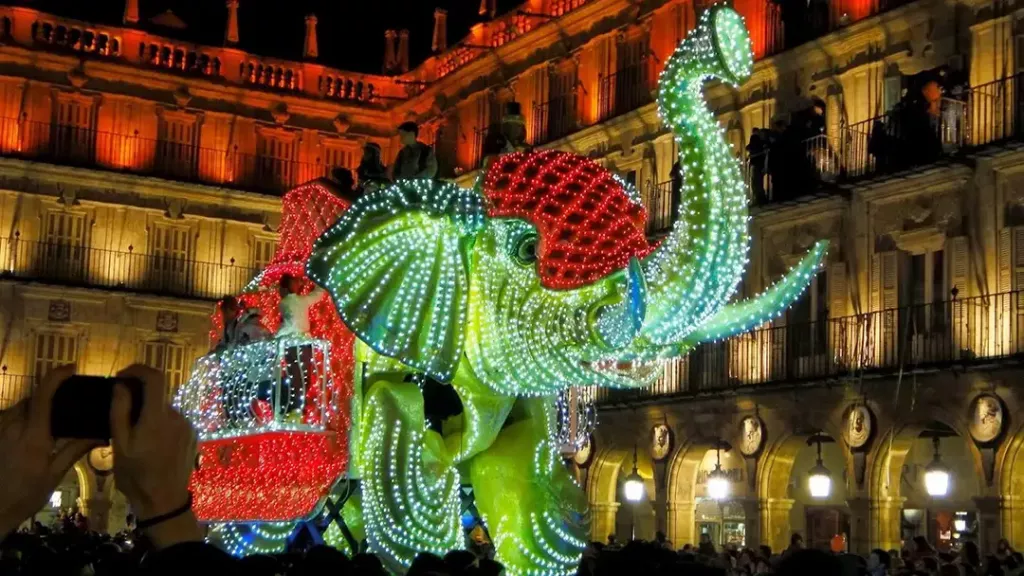 Elefante Mecánico en la Plaza Mayor de Salamanca - Carrozas Rurro