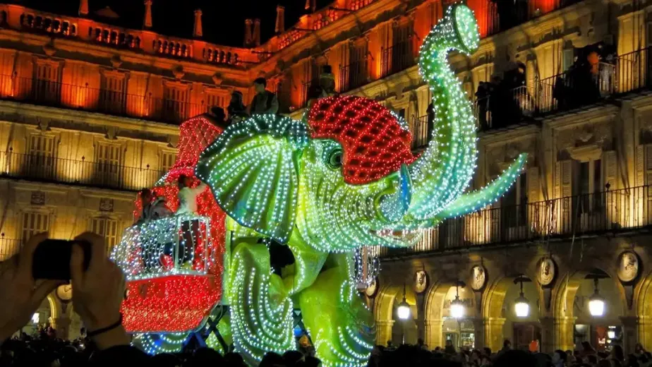 Elefante Mecánico en la Plaza Mayor de Salamanca - Carrozas Rurro