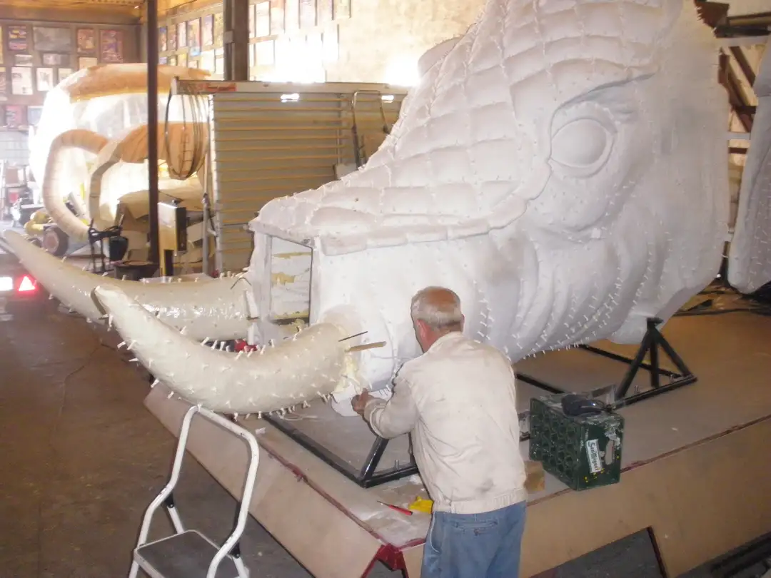 Proceso de fabricación de la carroza Elefante mecánico - Carrozas Rurro