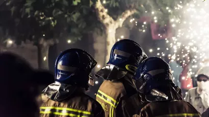 Los bomberos asisten a uno de los espectáculos de fuego creados por Carrozas Rurro para garantizar las medidas de seguridad