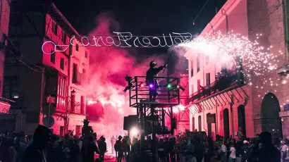 Numerosos asistentes disfrutan de uno de los espectáculos de fuego creados por Carrozas Rurro