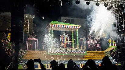 Carroza en uno de los espectáculos de fuego creados por Carrozas Rurro