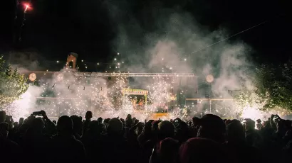 Carroza en uno de los espectáculos de fuego creados por Carrozas Rurro