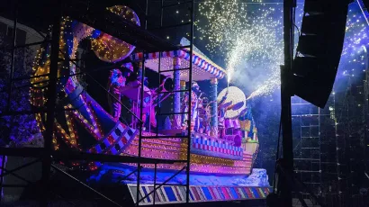 Carroza en uno de los espectáculos de fuego creados por Carrozas Rurro