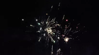 Fuegos artificiales en uno de los espectáculos de fuego creados por Carrozas Rurro