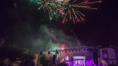 Fuegos artificiales y carroza en un espectáculo de fuego creado por Carrozas Rurro