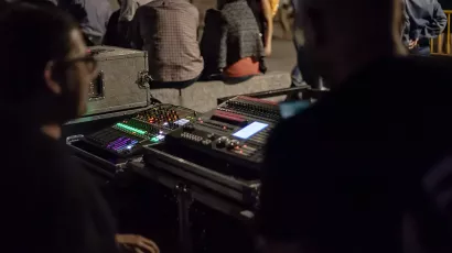 Técnicos de sonido durante un espectáculo de fuego creado por Carrozas Rurro