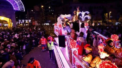 Trono blanco y rojo - Carrozas Rurro