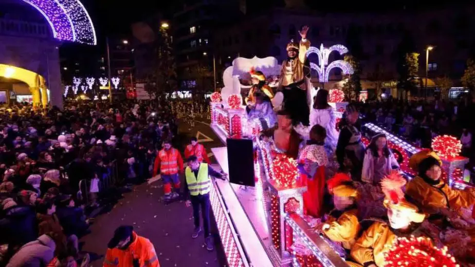 Trono blanco y rojo - Carrozas Rurro