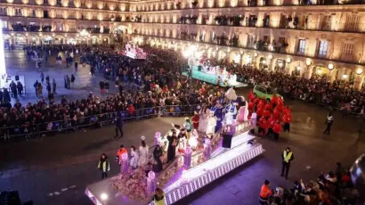Trono blanco y rosa en la Plaza Mayor de Salamanca - Carrozas Rurro
