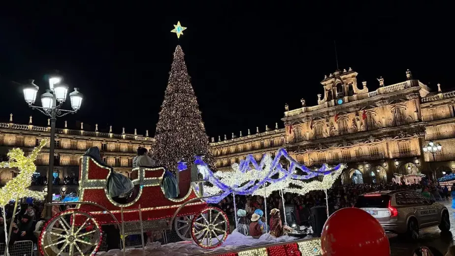 Carruaje de Hadas - Nueva calesa de Carrozas Rurro en la Plaza Mayor de Salamanca.