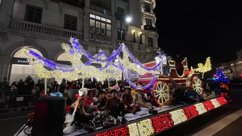 Carruaje de Hadas - Nueva calesa de Carrozas Rurro en la Plaza Mayor de Salamanca.